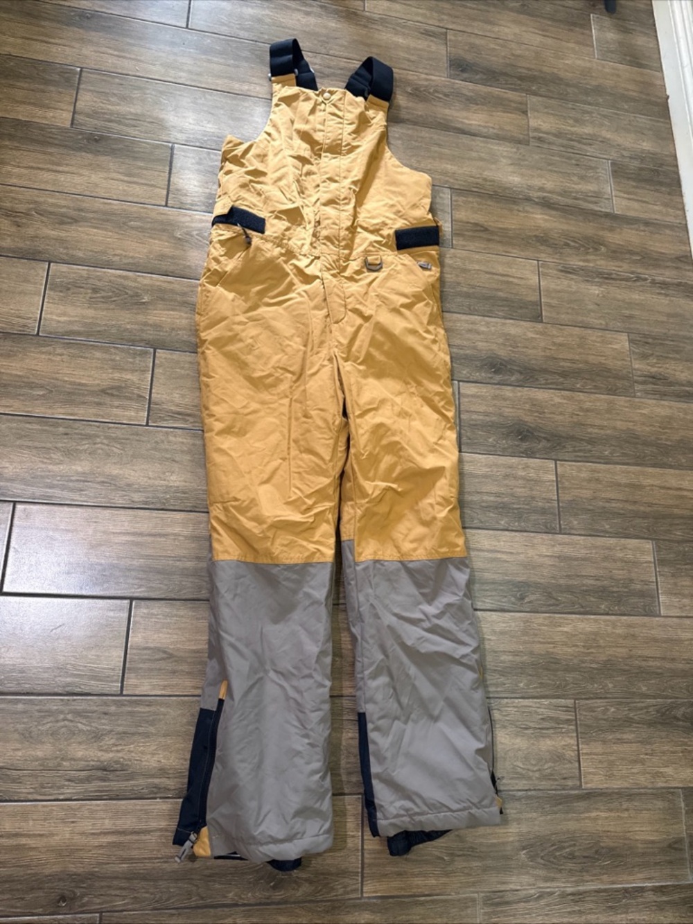 Amazon Essentials Men's Water-Resistant Insulated Snow Bib Overall Size Medium